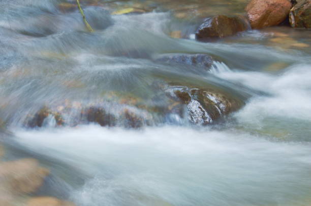 blurry water flowing in river - indirection imagens e fotografias de stock