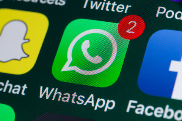 snapchat, whatsapp, facebook y otras aplicaciones de teléfono en la pantalla del iphone - mensajería instantánea fotografías e imágenes de stock