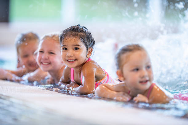 niños chapoteando - natación fotografías e imágenes de stock