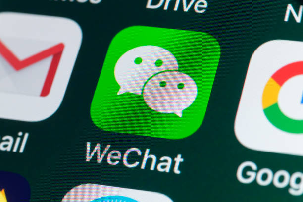 wechat, google, google mail und andere apps auf dem iphone-bildschirm - gmail stock-fotos und bilder