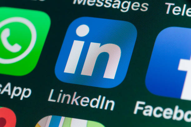 linkedin, facebook, snapchat et autres applications de téléphone sur l’écran de l’iphone - linked in photos et images de collection