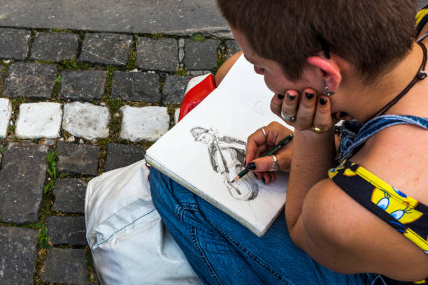 художник женщина делает уголь портрет музыканта с виолончели в городе люцерн, швейцария - drawing sketch artist charcoal drawing стоковые фото и изображения