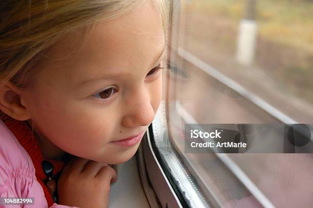 Dziewczynka Patrzy Przez Okno Pociągu - zdjęcia stockowe i więcej obrazów Dziewczyny - Dziewczyny, Patrzeć przez okno, Pociąg