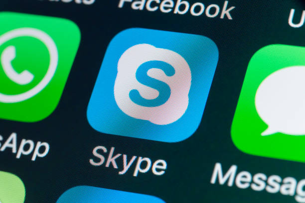 skype, mensagens, whatsapp e outras aplicações de telefone na tela do iphone - skype - fotografias e filmes do acervo