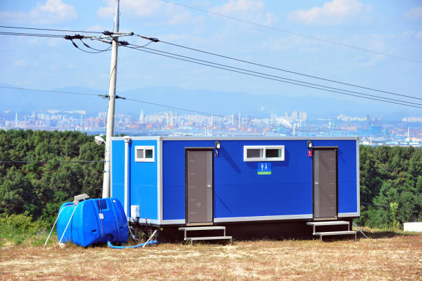 um banheiro ao ar livre, feito por uma caixa de contêiner - portable toilet - fotografias e filmes do acervo