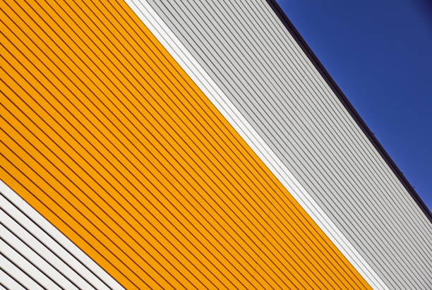 오렌지와 흰색 금속 패널 건설, 푸른 하늘 가진 건물의 벽 - sheet metal aluminum wall architecture 뉴스 사진 이미지