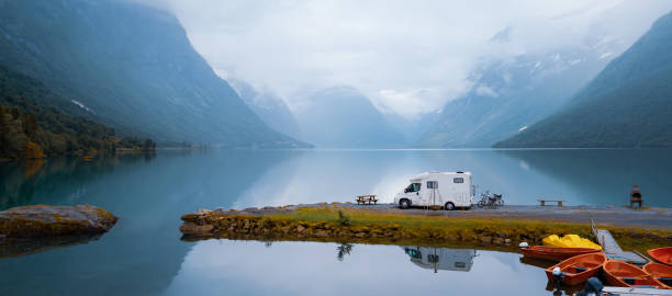 vacaciones en familia viajes rv, vacaciones en autocaravana - mountain mountain range norway fjord fotografías e imágenes de stock