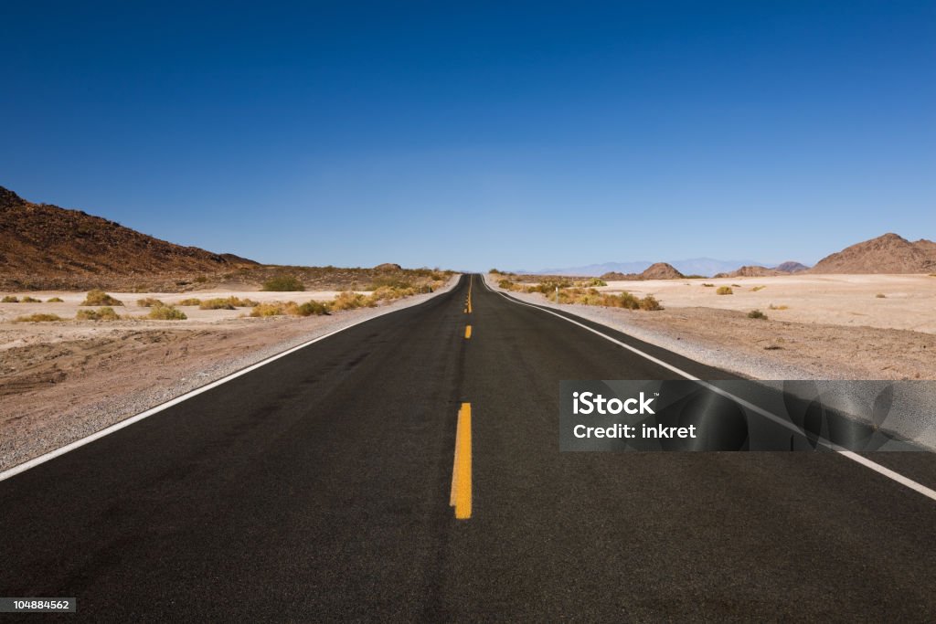 Strada nel deserto - Foto stock royalty-free di Strada