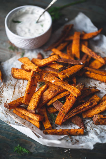 frytki ze słodkich ziemniaków z przyprawami cajun i jogurtem i sosem koperkowym - food sweet potato yam vegetable zdjęcia i obrazy z banku zdjęć