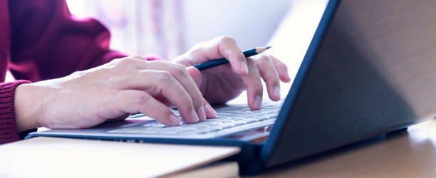 manos escribiendo en el teclado de ordenador - sweater black close up article fotografías e imágenes de stock