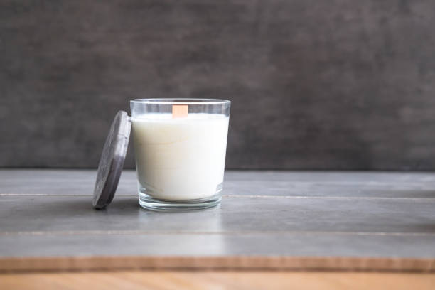 concrete scented soy round candle on grey table - merchandise luxury still life spa treatment imagens e fotografias de stock