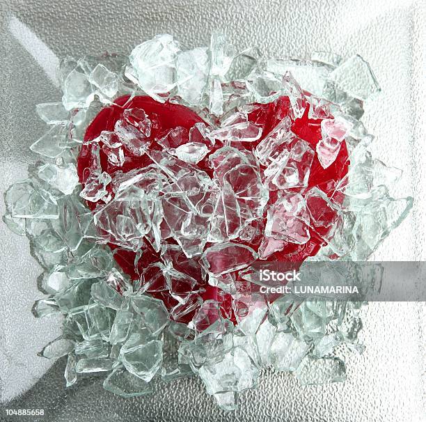 Photo libre de droit de Verre Rouge Coeur De La Saintvalentin banque d'images et plus d'images libres de droit de Amour - Amour, Cassé, Coeur - Symbole d'une idée