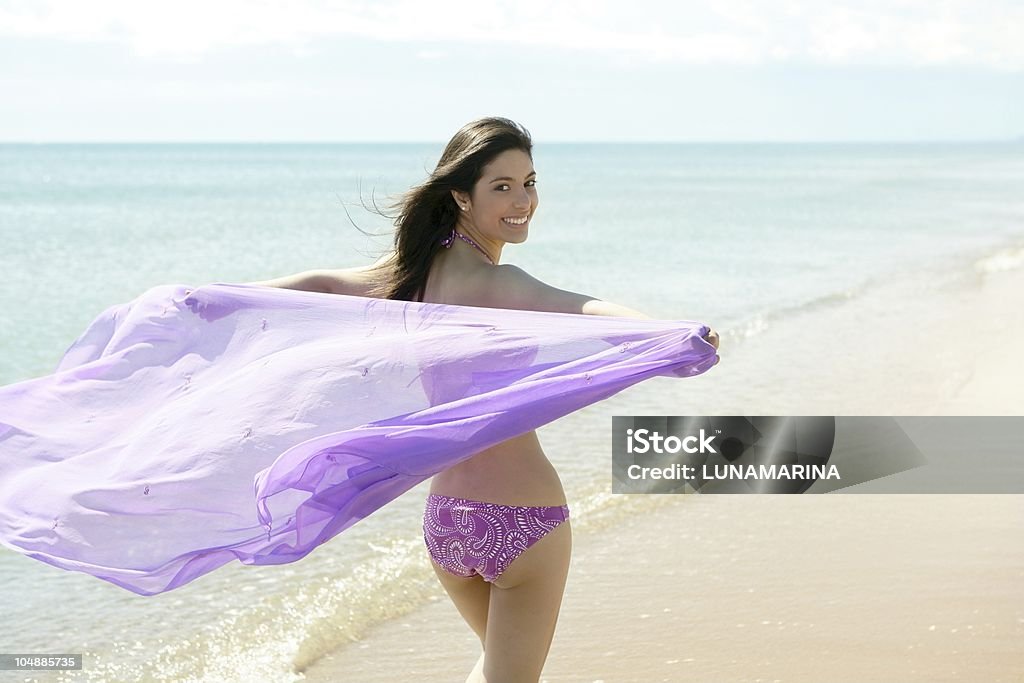 美しい女性のランニングビキニのビーチ - 女性のロイヤリティフリーストックフォト