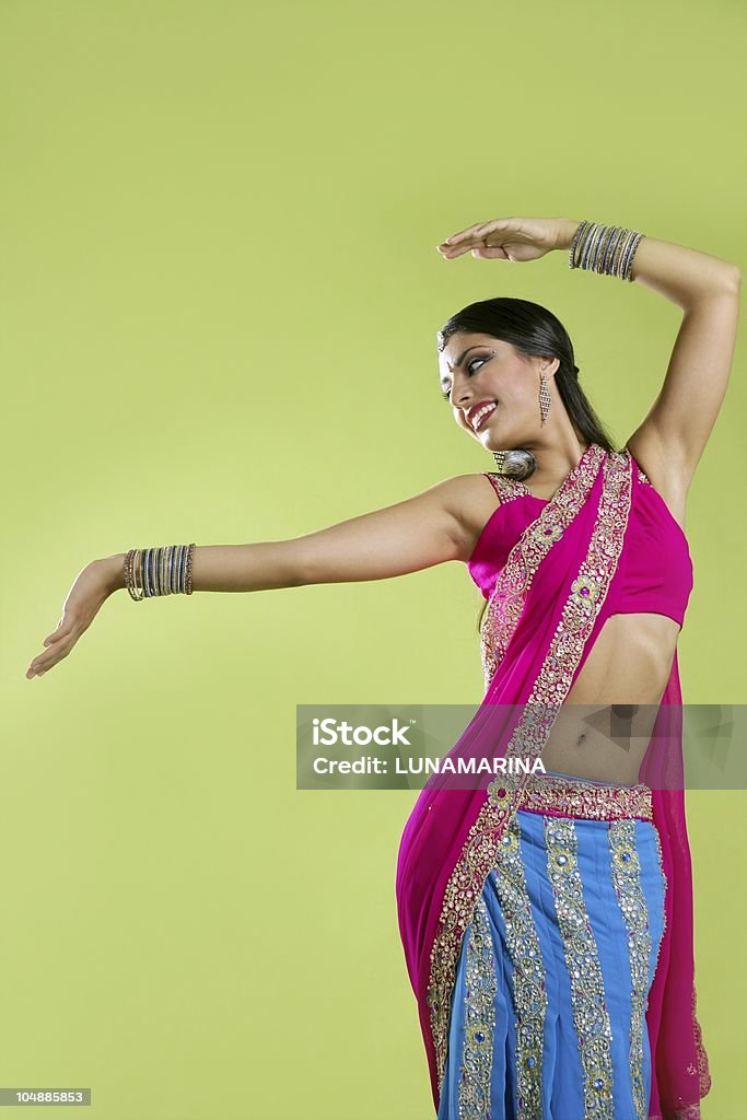 Belle jeune brunette femme indienne danse - Photo de Bollywood libre de droits