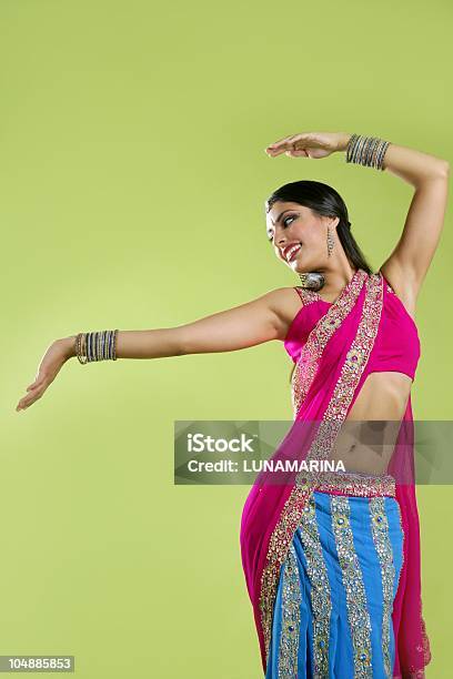 Photo libre de droit de Belle Jeune Brunette Femme Indienne Danse banque d'images et plus d'images libres de droit de Bollywood - Bollywood, Danser, Indien d'Inde
