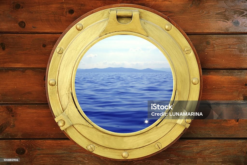 Barco fechado escotilha com vista para a paisagem marinha de férias - Foto de stock de Veículo Aquático royalty-free