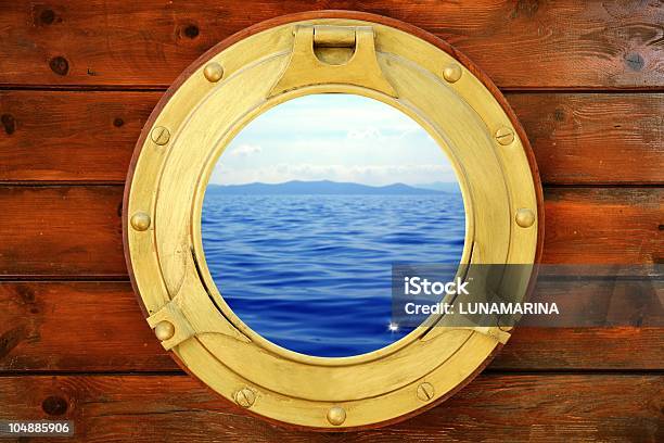 Foto de Barco Fechado Escotilha Com Vista Para A Paisagem Marinha De Férias e mais fotos de stock de Veículo Aquático