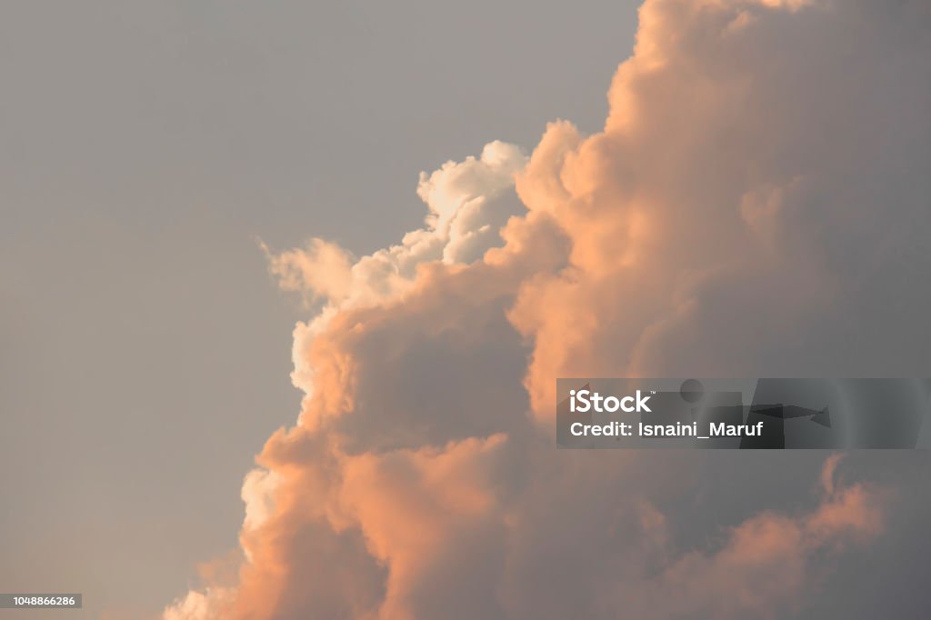 Cielo Con Nubes Y Luz Del Sol Al Atardecer Fondos De Pantalla Coloridos Y  Alegres O Textura Foto de stock y más banco de imágenes de Abstracto -  iStock