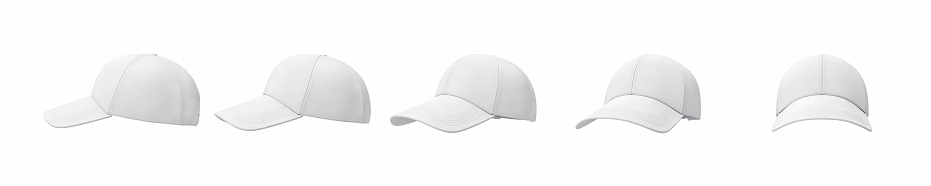 Render 3D de cinco gorras blancas que se muestra en una línea de lado a vista frontal sobre un fondo blanco. photo