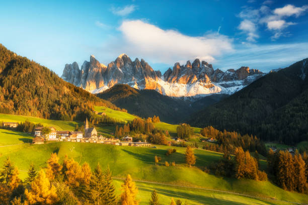 the idyllic santa maddalena in val di funes, south tyrol - sunrise european alps mountain alpenglow imagens e fotografias de stock