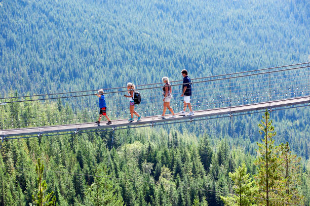bamba, squamish, vancouver, b.c., canadá - vancouver suspension bridge bridge people - fotografias e filmes do acervo