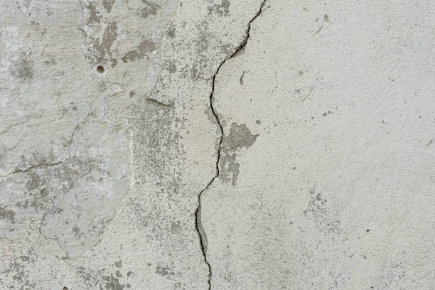 istock Wall fragment with attritions and cracks 1048904016