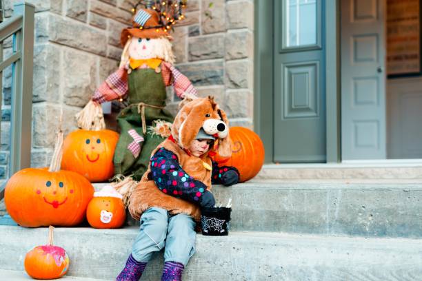 симпатичный маленький ребенок, одетый в костюмы хэллоуина собаки - child autumn scarecrow decoration стоковые фото и изображения