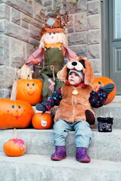 симпатичный маленький ребенок, одетый в костюмы хэллоуина собаки - child autumn scarecrow decoration стоковые фото и изображения