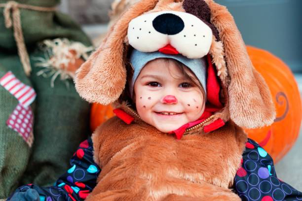 симпатичный маленький ребенок, одетый в костюмы хэллоуина собаки - child autumn scarecrow decoration стоковые фото и изображения