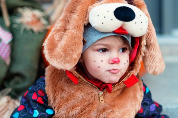 симпатичный маленький ребенок, одетый в костюмы хэллоуина собаки - child autumn scarecrow decoration стоковые фото и изображения