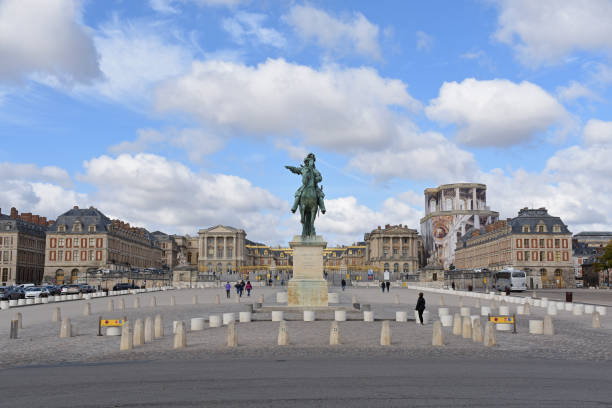 vista de la estatua del palacio de versalles y louis xiv - unesco world heritage site cloud day sunlight fotografías e imágenes de stock