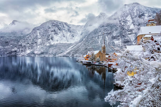widok na malowniczą wioskę hallstatt w austriackich alpach zimą - winter snow landscape house zdjęcia i obrazy z banku zdjęć