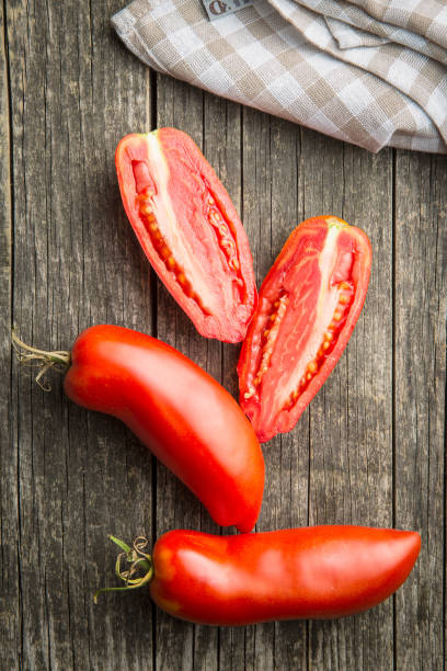 등분된 산 마 르 자 노 토마토 - san marzano tomato 뉴스 사진 이미지