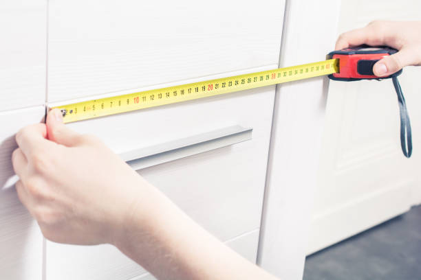 medir el tamaño de la puerta de un armario con una cinta métrica - metal door measuring work tool fotografías e imágenes de stock