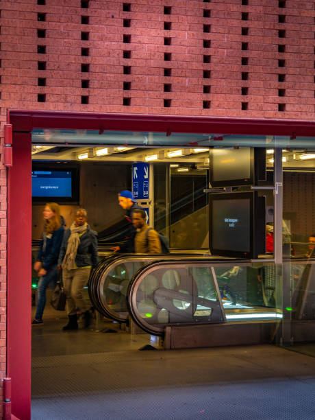 estação de trem de antuérpia - antwerp station center glass - fotografias e filmes do acervo