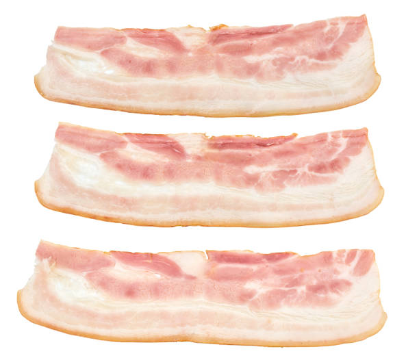 rebanadas de tocino aislado en blanco. vista superior. - bacon stack heap isolated fotografías e imágenes de stock