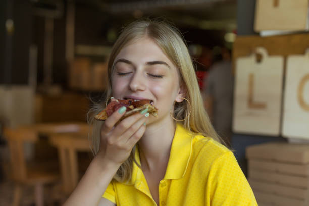 istock Enjoy pizza moment in restaurant 1048955116