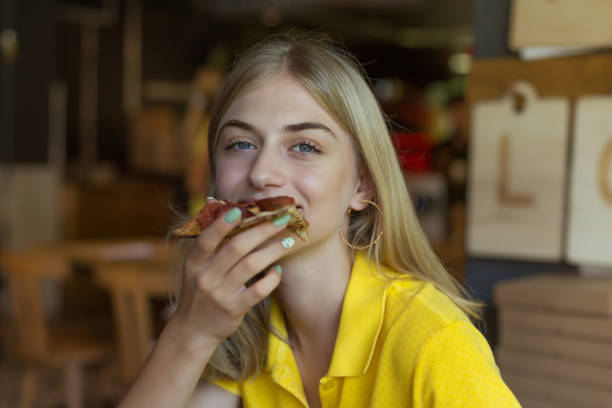 istock Enjoy pizza moment in restaurant 1048955348
