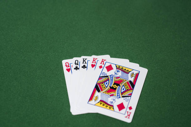 What is the penalty for slow-rolling in poker?