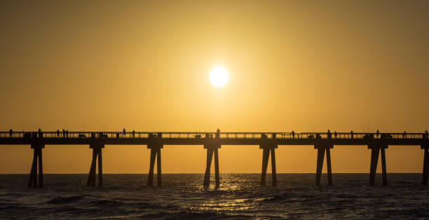 Cais de pesca na costa do Golfo - foto de acervo