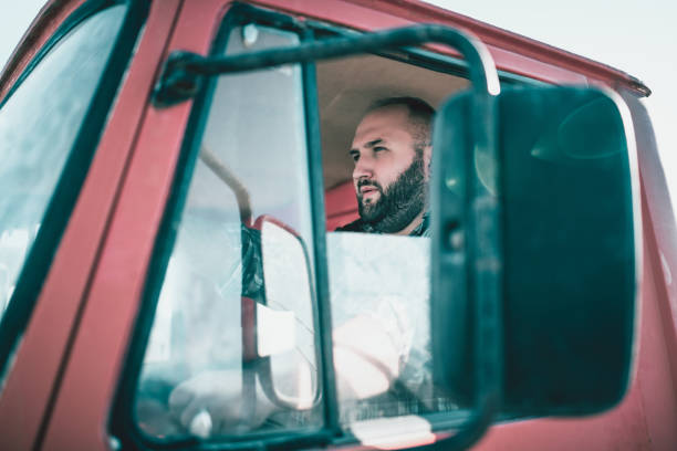motorista de caminhão barbudo com janela aberta - semi truck driver pride white - fotografias e filmes do acervo