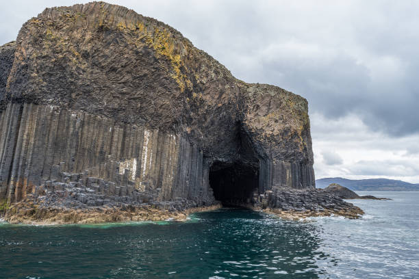 пещера фингала () — морская пещера на необитаемом острове стаффана, во внутренних гебридах шотландии. - iona стоковые фото и изображения