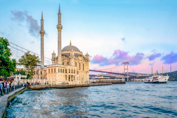 mezquita ortakoy y puente del bósforo, estambul, turquía - ortakoy mosque fotografías e imágenes de stock