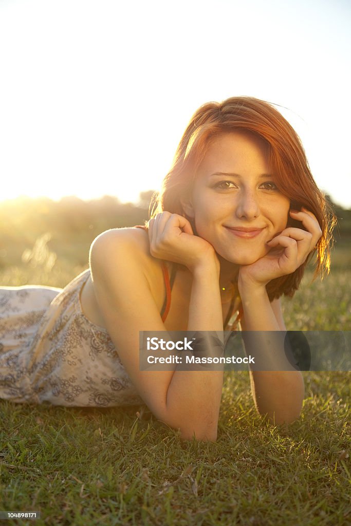 Fille dans le champ vert Herbe au coucher du soleil. - Photo de Adulte libre de droits