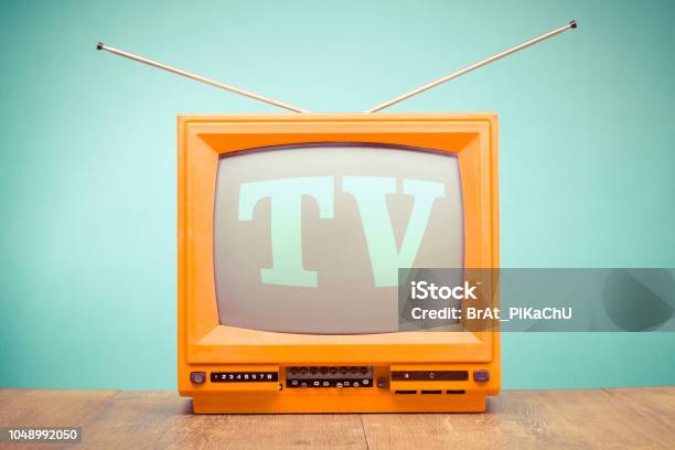 復古老橙色電視接收機上桌前薄荷綠牆背景復古風格過濾照片 照片檔及更多 電視機 照片 - 電視機, 電視台, 復古風格