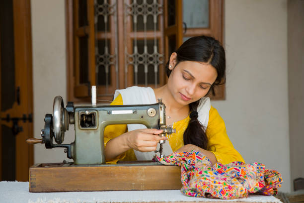 costura de garota jovem indiana - imagem de estoque - welfare cuts - fotografias e filmes do acervo