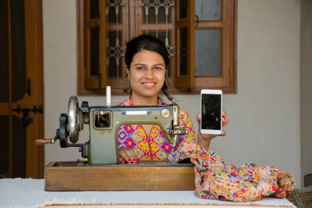 costura de garota jovem indiana - imagem de estoque - welfare cuts - fotografias e filmes do acervo