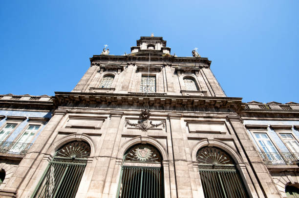 clear blue sky sur igreja da santissima trindade (église de la trinité) à porto praça da trindade, portugal - 4729 photos et images de collection