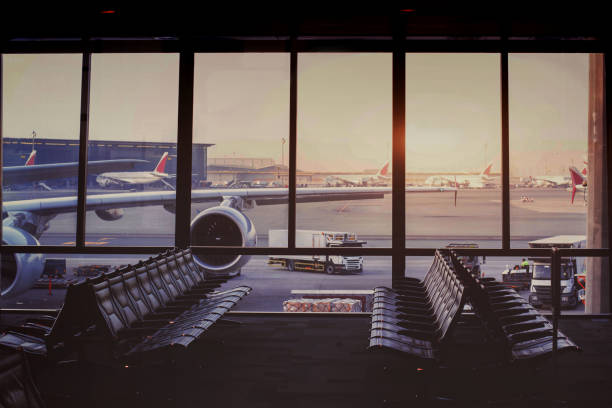 terminal bandara modern dan pesawat menunggu di gerbang - airport potret stok, foto, & gambar bebas royalti