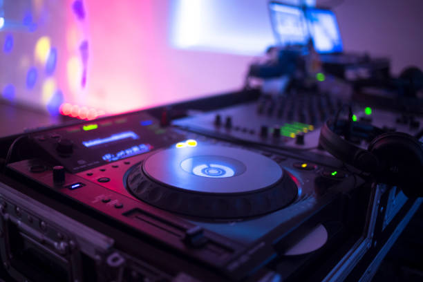 dj de dj mistura de equipamento em casamento receoption partido disco com cor de luzes de discoteca. - instrumental hip hop - fotografias e filmes do acervo